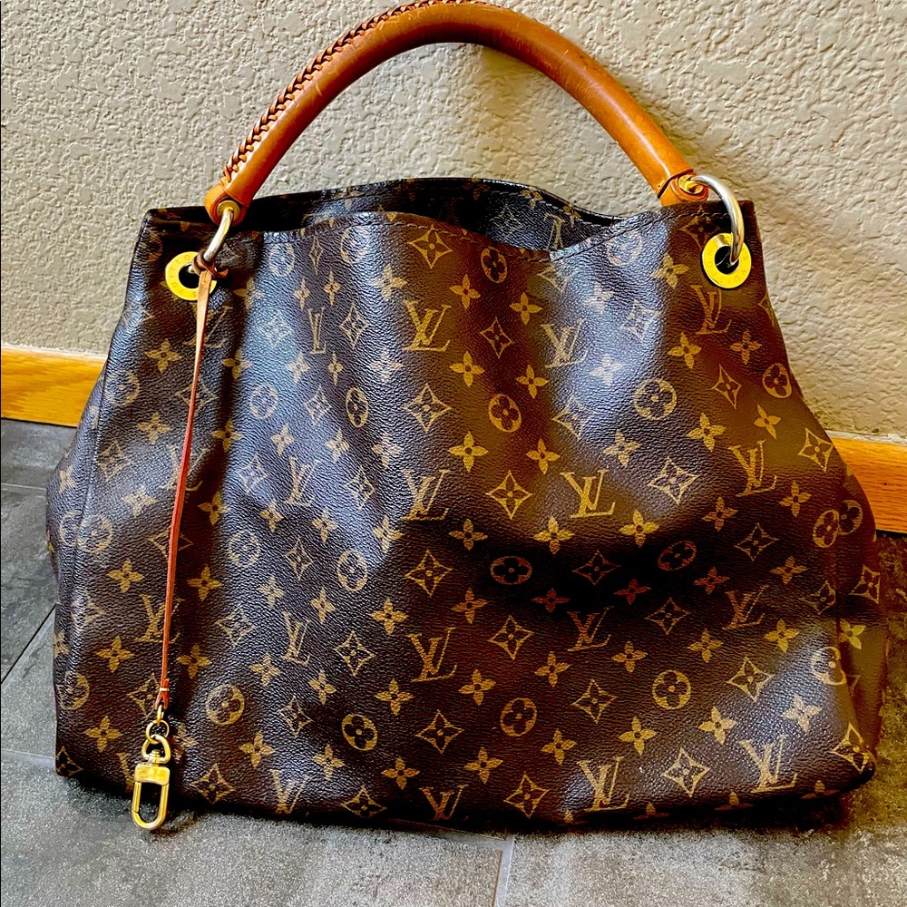 Louis Vuitton Artsy MM - Monogram Canvas. Gently loved, great condition.